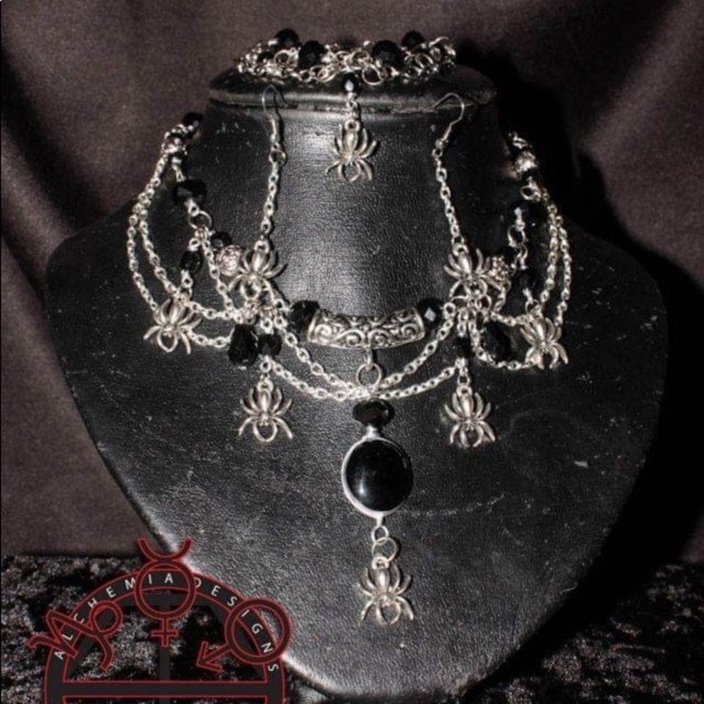 Queen of Arachnia Set